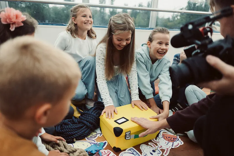Děti se smějí na palubě lodi